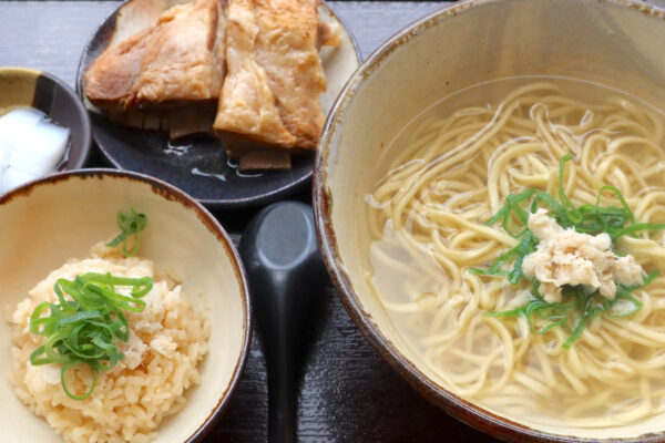 那覇「鯛だし沖縄そば 磯ノ宮」でクリアなスープが美味しい鯛だしソーキそば＆鯛めし茶漬け