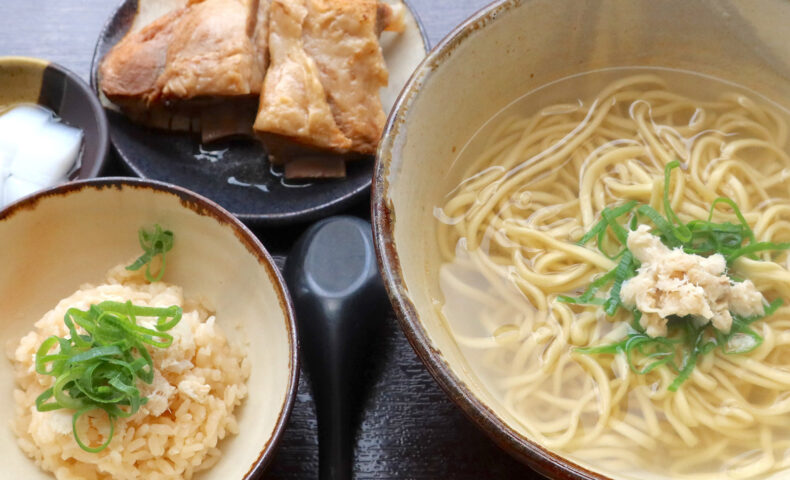 那覇「鯛だし沖縄そば 磯ノ宮」でクリアなスープが美味しい鯛だしソーキそば&鯛めし茶漬け