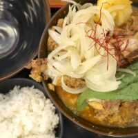 県民食のカレーアレンジ！ 「宮良そば」と「沖縄黒糖カレーの店 あじとや」のコラボメニュー・骨汁カレー