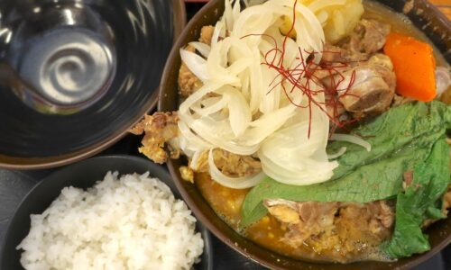県民食のカレーアレンジ！ 「宮良そば」と「沖縄黒糖カレーの店 あじとや」のコラボメニュー・骨汁カレー