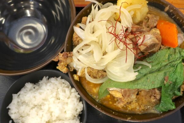 県民食のカレーアレンジ！ 「宮良そば」と「沖縄黒糖カレーの店 あじとや」のコラボメニュー・骨汁カレー