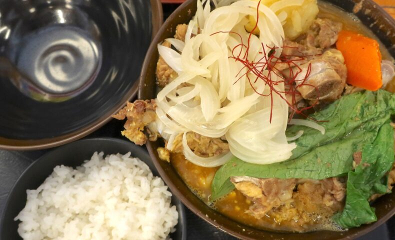 県民食のカレーアレンジ! 「宮良そば」と「沖縄黒糖カレーの店 あじとや」のコラボメニュー・骨汁カレー