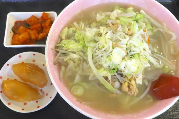 那覇の町中華「餃子の天龍」でタンメン＆パーラーまっぴーの大東寿司