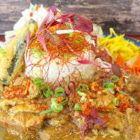 那覇「タマニカレー」で中華風なカレー・豚肉麻婆カレー サラダ・副菜付