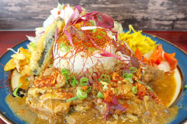 那覇「タマニカレー」で中華風なカレー・豚肉麻婆カレー サラダ・副菜付