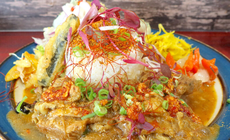 那覇「タマニカレー」で中華風なカレー・豚肉麻婆カレー サラダ・副菜付