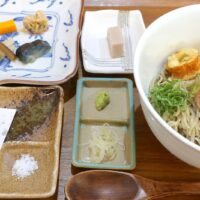 那覇・おもろまち「目白大村庵 那覇店」で夏にスッキリ! 梅おろしそば&鶏天