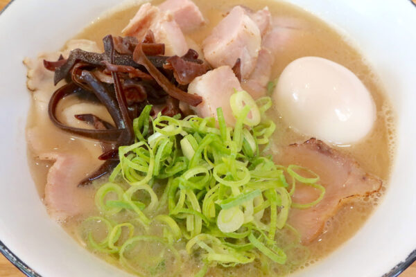 那覇「虎 kitchen（タイガーキッチン）」でお肉たっぷりガッツリ旨い、あぐーSP濃厚豚骨らーめん