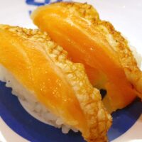「くら寿司」で無添加濃厚うに、大切りとろ〆さば、太刀魚など食べて、美味しかったのは焼きはらす。