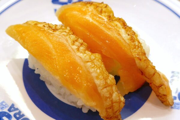 「くら寿司」で無添加濃厚うに、大切りとろ〆さば、太刀魚など食べて、美味しかったのは焼きはらす。