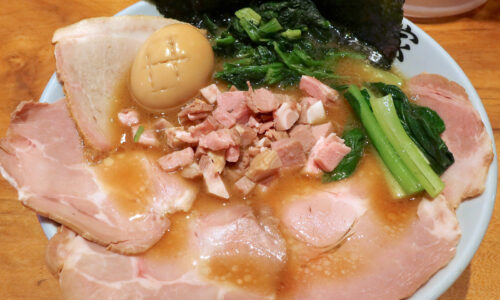 那覇・首里「ラーメン善家」で甘くおいしい豚骨スープ&3種のチャーシューを楽しむ
