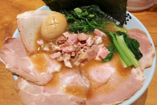 那覇・首里「ラーメン善家」で甘くおいしい豚骨スープ＆３種のチャーシューを楽しむ