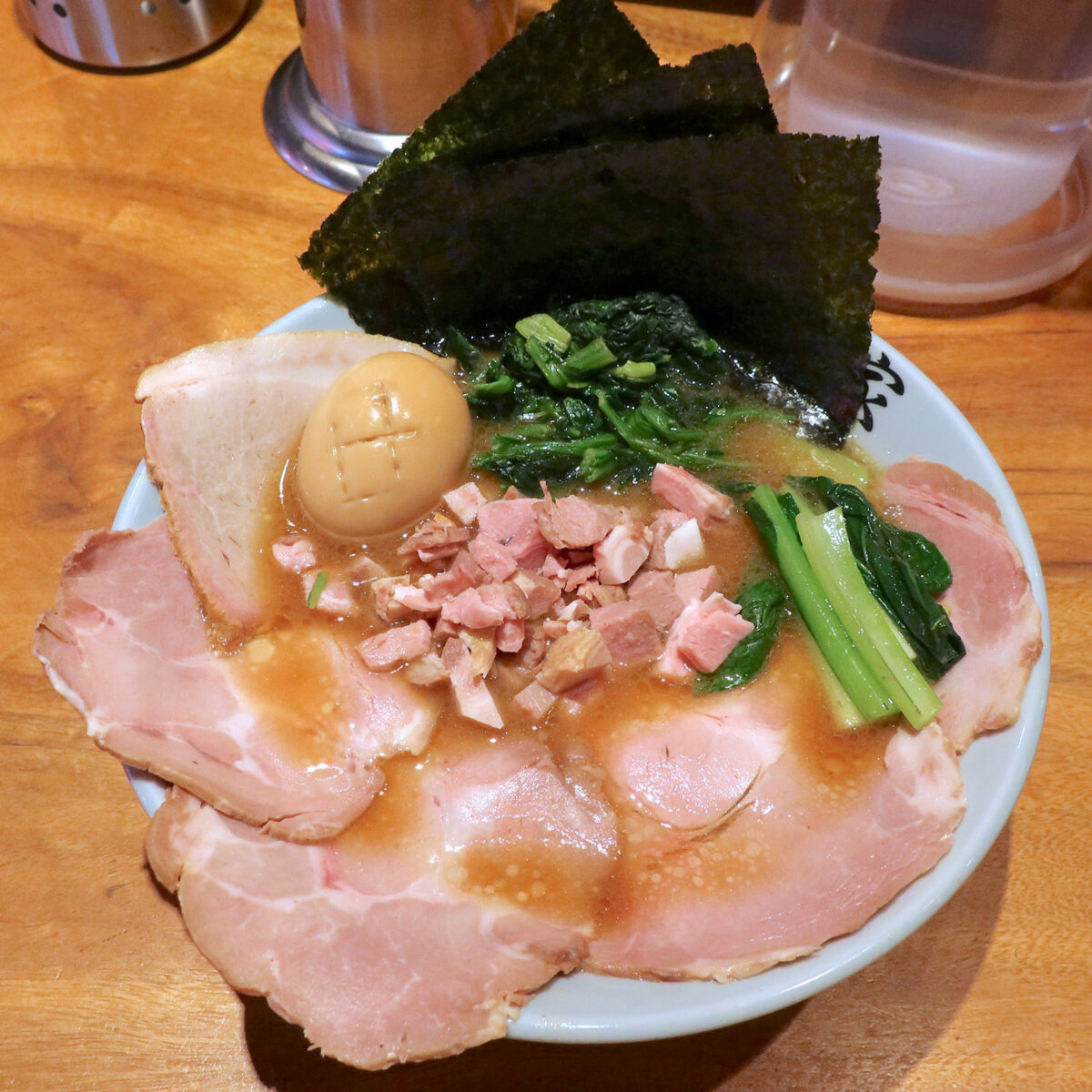 ラーメン（1,000円）＋レアチャーシュー3枚（280円）＋燻製味玉（180円）＋こま切れチャーシュー（100円）
