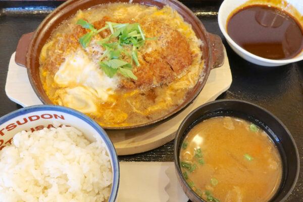 とんかつチェーン「かつさと」でカツ煮の定食・かつ鍋定食＋八丁味噌だれ