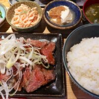那覇「焼鳥居酒屋ポロロ」でボリュームしっかり、ご飯おかわり自由な馬ヒレステーキ定食