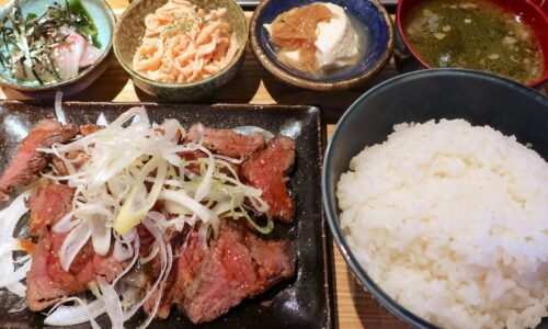 那覇「焼鳥居酒屋ポロロ」でボリュームしっかり、ご飯おかわり自由な馬ヒレステーキ定食