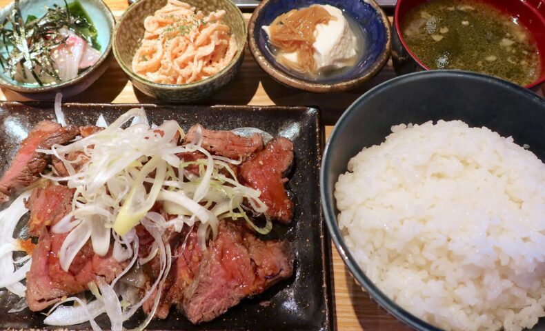 那覇「焼鳥居酒屋ポロロ」でボリュームしっかり、ご飯おかわり自由な馬ヒレステーキ定食