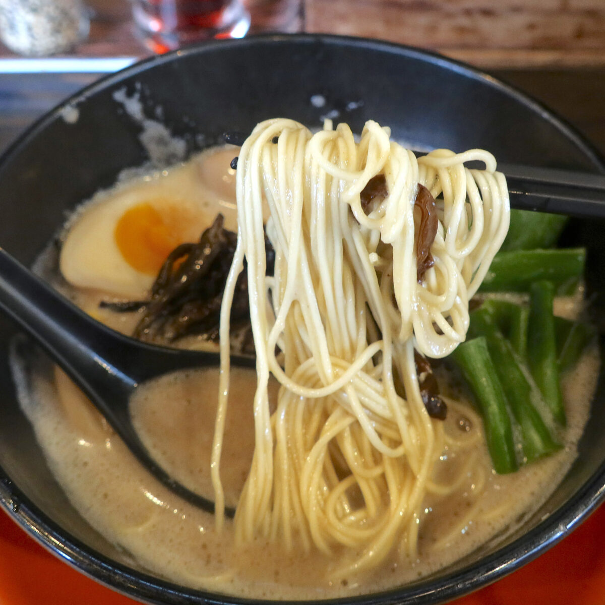 細麺と泡立つ豚骨スープ