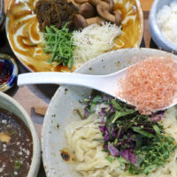 なぜなのか? 宜野湾「沖縄そばパパイヤとスブイ」の夏季限定・梅〜つけそばがパワーアップ