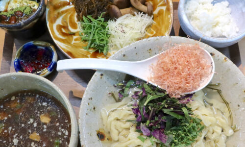 なぜなのか? 宜野湾「沖縄そばパパイヤとスブイ」の夏季限定・梅〜つけそばがパワーアップ
