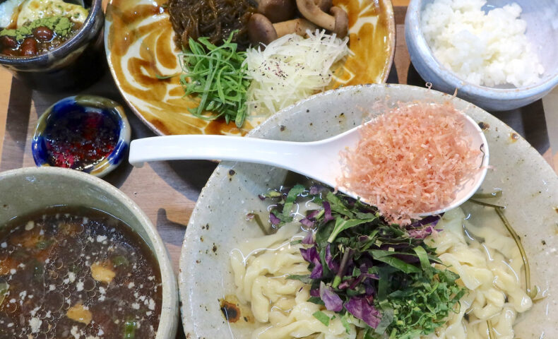 なぜなのか? 宜野湾「沖縄そばパパイヤとスブイ」の夏季限定・梅〜つけそばがパワーアップ