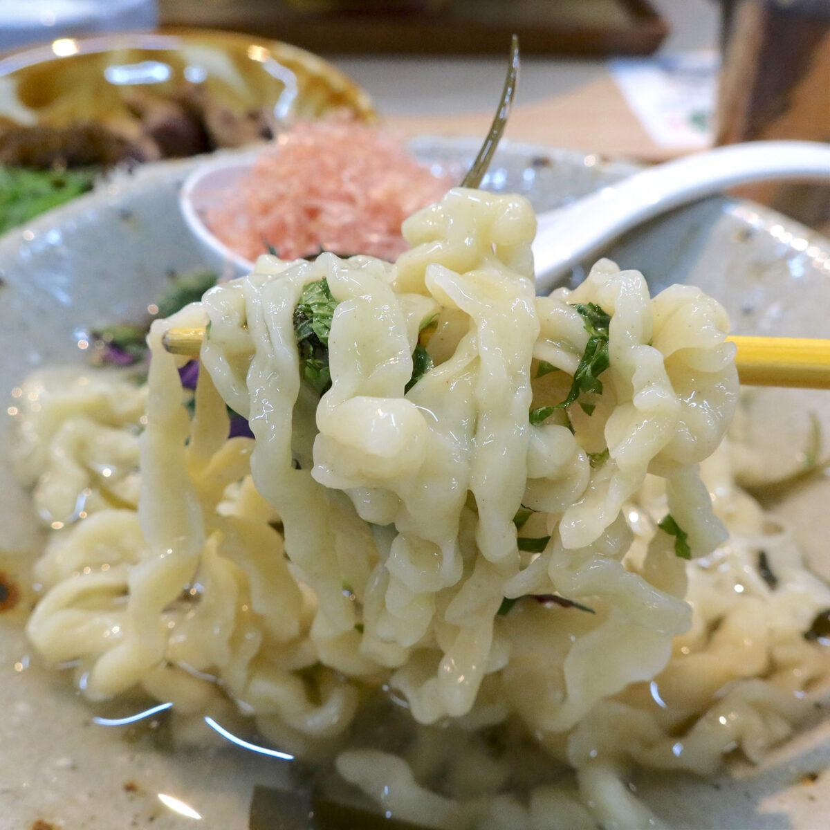 特製手揉み平打ち麺