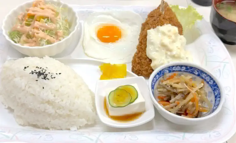 沖縄市「まんが喫茶OHANA」でボリューム満点なアジフライ定食ランチ!