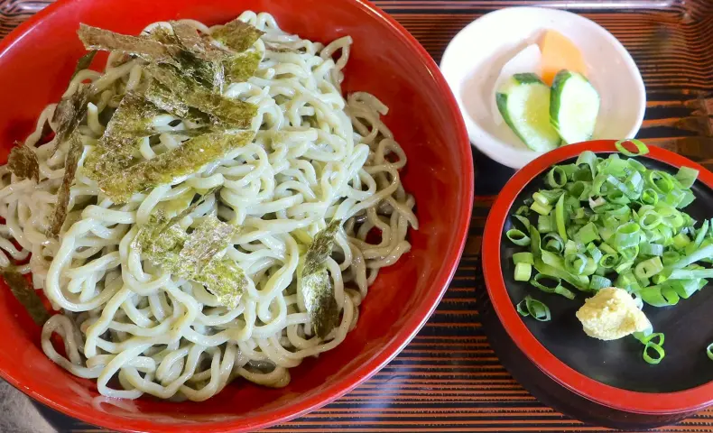 月桃を練り込んだ沖縄そば! 浦添「麺屋 ちばとぉ~んど」で冷やし月桃そば 大盛り