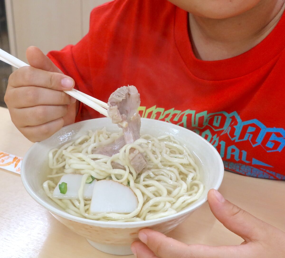 お子サマーは沖縄そば 中(680円)