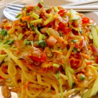 那覇・平和通り「パーラー カオソーイ」でヤムバミー（冷やしスパイシー混ぜ麺）＆ジャスミンライス