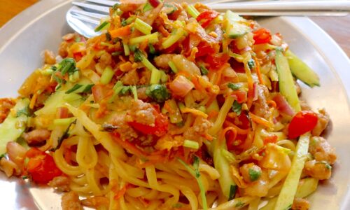 那覇・平和通り「パーラー カオソーイ」でヤムバミー（冷やしスパイシー混ぜ麺）＆ジャスミンライス