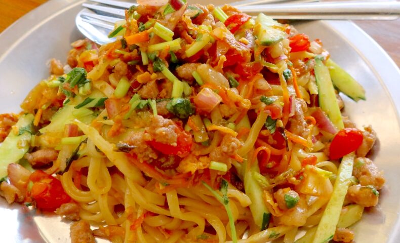 那覇・平和通り「パーラー カオソーイ」でヤムバミー(冷やしスパイシー混ぜ麺)&ジャスミンライス
