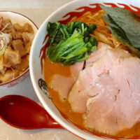 宜野湾「麻婆食堂 福笑い」でこってりパワフルな辛味噌ネギラーメン&ちょい魯肉飯