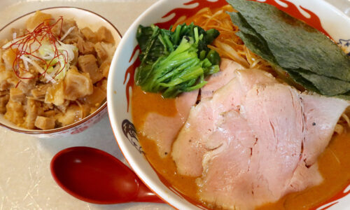 宜野湾「麻婆食堂 福笑い」でこってりパワフルな辛味噌ネギラーメン＆ちょい魯肉飯