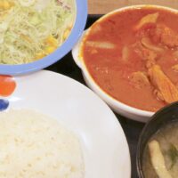 「松屋」の新作・ネオトマトごろごろチキンカレーは玉ねぎの食感も特徴的
