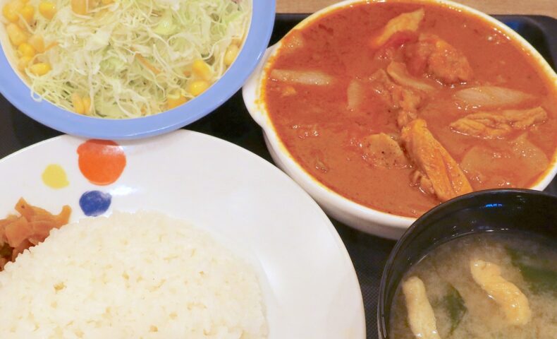 「松屋」の新作・ネオトマトごろごろチキンカレーは玉ねぎの食感も特徴的