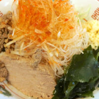 那覇「赤ひげラーメン」で痺辛の野菜がアクセントな限定・冷やし坦々まぜ麺