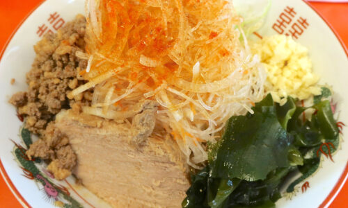 那覇「赤ひげラーメン」で痺辛の野菜がアクセントな限定・冷やし坦々まぜ麺