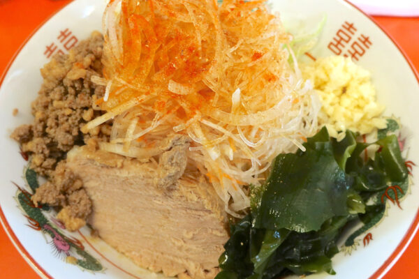那覇「赤ひげラーメン」で痺辛の野菜がアクセントな限定・冷やし坦々まぜ麺