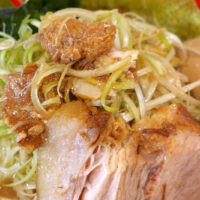 宜野湾「麺と飯ソウハチヤ がろんちゃん店」でワカメがナイスアクセントなネギラーメンネギ増し