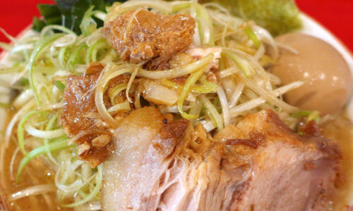 宜野湾「麺と飯ソウハチヤ がろんちゃん店」でワカメがナイスアクセントなネギラーメンネギ増し