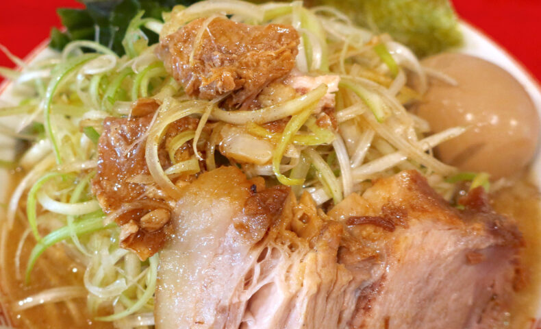 宜野湾「麺と飯ソウハチヤ がろんちゃん店」でワカメがナイスアクセントなネギラーメンネギ増し