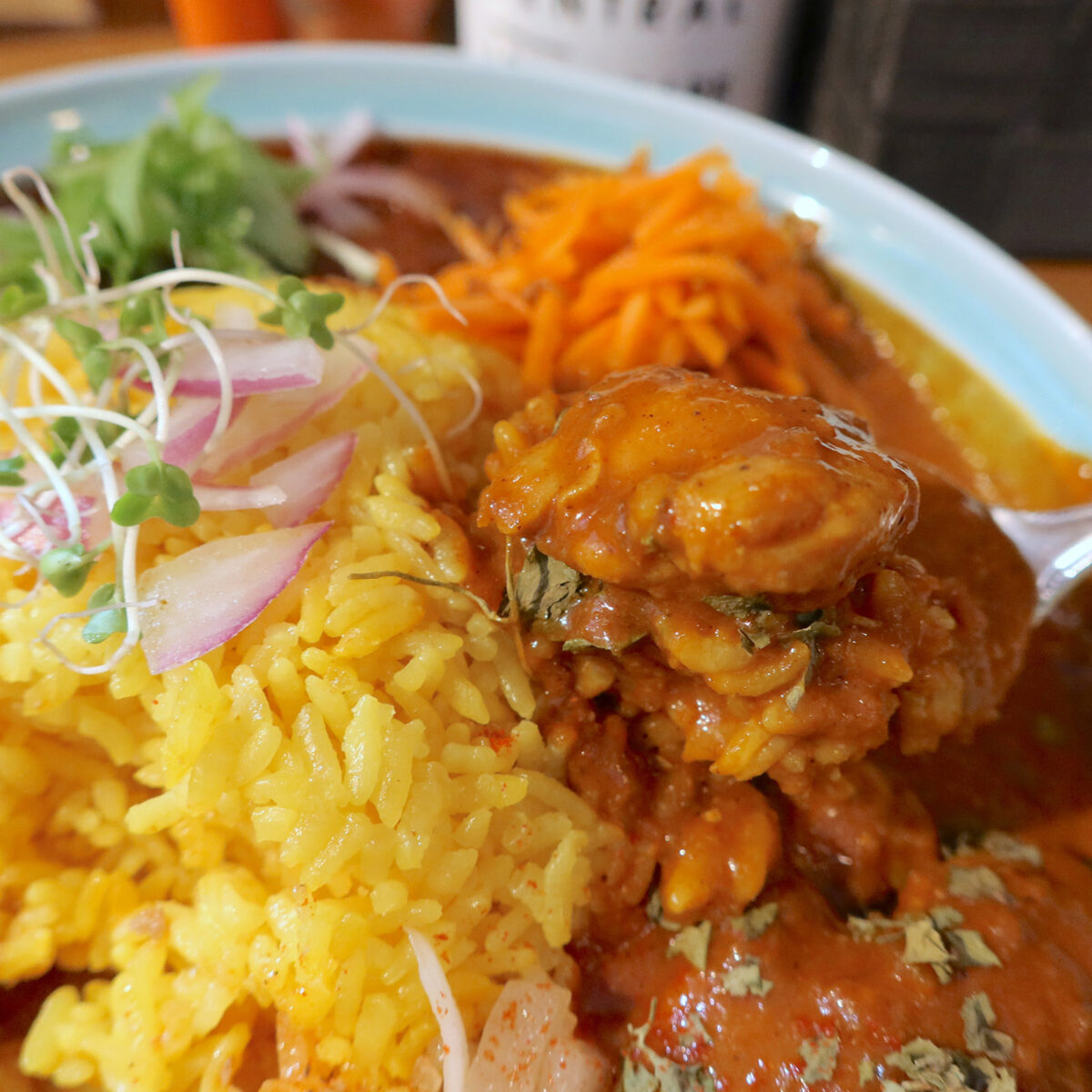 県産鶏だしの旨み仕立て別邸のチキンカレー