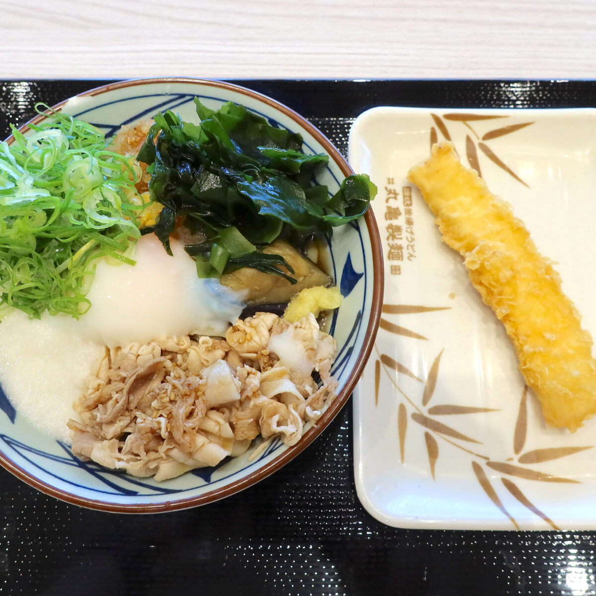 鬼おろし豚しゃぶぶっかけ(860円)+とろろ(90円)+温玉(110円)&いか天(190円)
