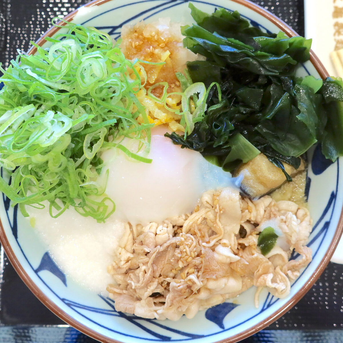 豚しゃぶ、鬼おろし、茄子、とろろ、温玉、わかめ、ねぎ、生姜