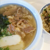 那覇・寄宮「牛そば焼肉しんちゃん」でちょっと珍しい牛ダシ沖縄そば＆じゅーしーセット