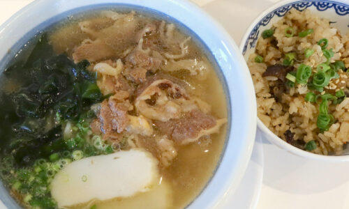 那覇・寄宮「牛そば焼肉しんちゃん」でちょっと珍しい牛ダシ沖縄そば＆じゅーしーセット