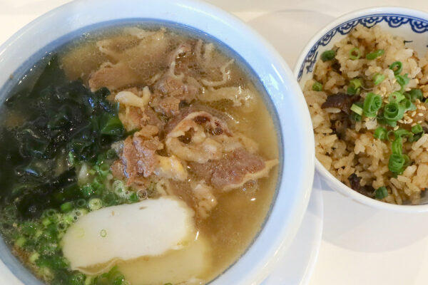 那覇・寄宮「牛そば焼肉しんちゃん」でちょっと珍しい牛ダシ沖縄そば＆じゅーしーセット