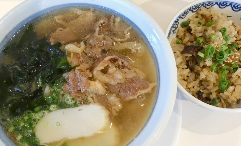 那覇・寄宮「牛そば焼肉しんちゃん」でちょっと珍しい牛ダシ沖縄そば&じゅーしーセット