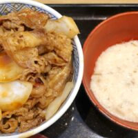 「吉野家」の牛焼肉丼にとろろをあわせてさっぱりいただく